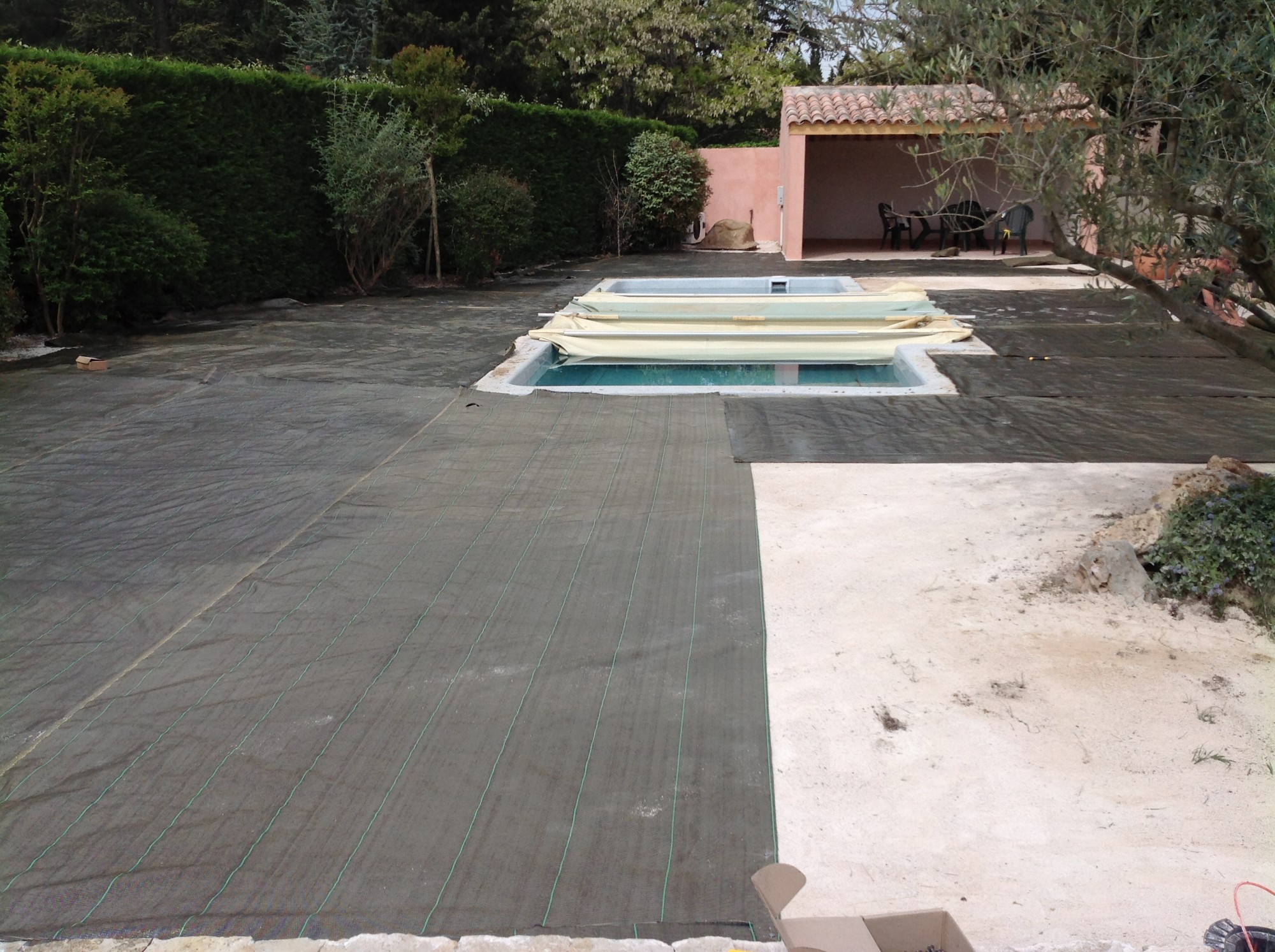 Mise en place de la toile de paillage avant la pose du gazon artificiel